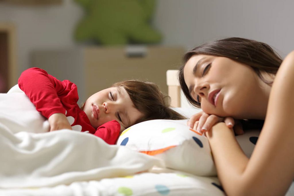آموزش خوابیدن به کودک 