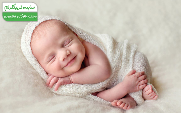وقتی نوزاد پنج هفته ای برای اولین بار میخنده